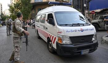 Una ambulancia llega al Centro Médico de la Universidad Americana de Beirut después de un incidente que involucró los dispositivos inalámbricos de miembros de Hezbolá en Beirut, Líbano.