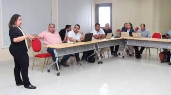 Representantes de Aduanas junto con los transportistas y operadores logísticos.