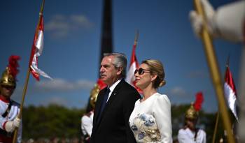 Fotografía de archivo del 26 de junio de 223 del entonces presidente de Argentina, Alberto Fernández (i), junto a la entonces primera dama, Fabiola Yáñez (d) durante una visita a Brasilia.