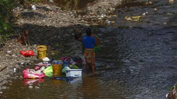 Dos mujeres lavan ropa en un río contaminado con basura, este miércoles en la comunidad de Kuna Nega, en Ciudad de Panamá.