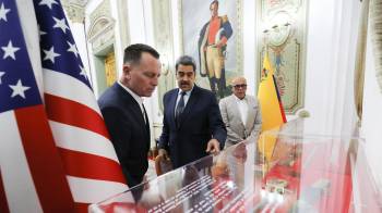 Fotografía cedida por Palacio de Miraflores donde se observa al líder chavista Nicolás Maduro (d) junto al enviado especial del presidente de Estados Unidos Donald Trump, Richard Grenell (i), este viernes, en Caracas (Venezuela).