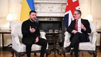 El presidente de Ucrania, Volodímir Zelenski (i), este sábado durante su reunión bilateral con el primer ministro británico, Keir Starmer (i), en la residencia oficial de Downing Street de Londres.