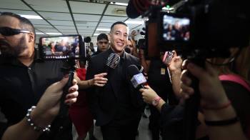 Fotografía de archivo del reguetonero puertorriqueño Daddy Yankee hablando con medios de comunicación a su llegada a un tribunal en San Juan.