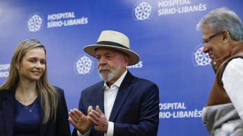 El presidente brasileño, Luiz Inácio Lula da Silva, saluda a su llegada a una rueda de prensa en el Hospital Sirio Libanés este domingo, en São Paulo.