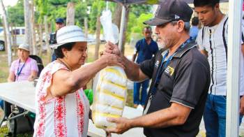 La institución recordó a los compradores llegar con bolsas reutilizables para cargar la comida.