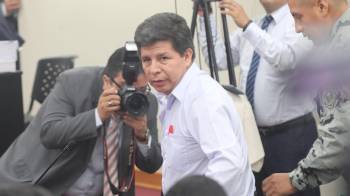 El expresidente de Perú entre 2021-2022, Pedro Castillo (c), fue registrado el pasado 4 de marzo a su llegada a un juicio en su contra por un presunto autogolpe de Estado en diciembre de 2022, en Lima (Perú). EFE/Paolo Aguilar