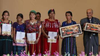 Mujeres indígenas ixiles posan durante la conmemoración | EFE