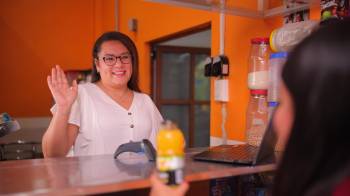 Fotografía cedida por la Industria Mexicana de Coca-Cola de la tendera Liliana Calderón enTexcoco (México).