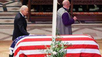 Fotografía del presidente de Estados Unidos, Joe Biden, en la ceremonia fúnebre de Jimmy Carter.