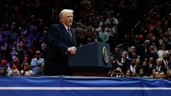 El presidente de Estados Unidos, Donald Trump, habla durante un desfile inaugural en el Capitol One Arena en Washington, DC, EE.UU., el 20 de enero de 2025.