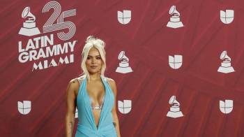 Karol G posa en la alfombra roja de la 25 entrega anual de los Premios Latin Grammy.