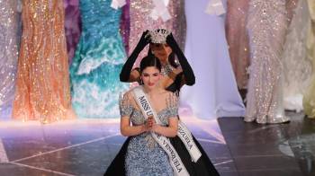 Miss Venezuela 2023, Ileana Márquez Pedroza (atrás), corona a Miss Anzoátegui, Stephany Abasali, como la nueva Miss Universe Venezuela 2024 este jueves, en el centro comercial Líder, en la ciudad de Caracas (Venezuela).