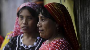 Mujeres de la etnia guna participan en la conmemoración del centenario de la Revolución Tule.