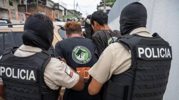 Integrantes de la Policía de Ecuador detienen a dos personas en un operativo este miércoles, en Guayaquil (Ecuador).