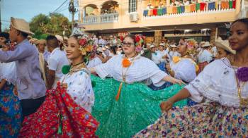 El Desfile de las Mil Polleras espera congregar a unas 250.000 personas, lo que podría generar una derrama económica de $60 millones.