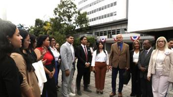 El diputado Ernesto Cedeño estuvo en la Asamblea Nacional, acompañado por estudiantes de Relaciones Internacionales y por la presidenta del Colegio Nacional de Diplomáticos de Carrera; Liza Pinzón.