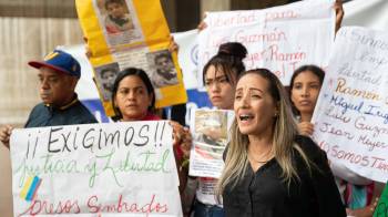 Fotografía de archivo del 2 de julio de 2024 que muestra a Francy Fernández, esposa del activista y periodista Carlos Julio Rojas, en una protesta para exigir su libertad.