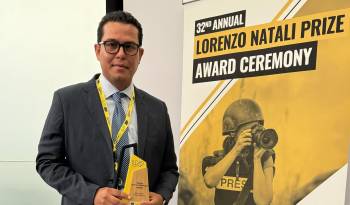 El fotoperiodista panameño de la agencia EFE Bienvenido Velasco posa durante la ceremonia de los premios Lorenzo Natali este martes, en Bruselas.