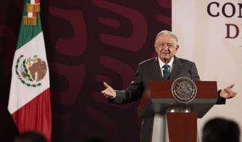 El presidente de México, Andrés Manuel López Obrador, habla durante una rueda de prensa este viernes, en el Palacio Nacional, en Ciudad de México.