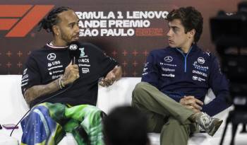 El piloto británico de la escudería Mercedes, Lewis Hamilton (i), conversa con el piloto de Williams, el argentino Franco Colapinto, a quien elogió por el fantástico trabajo realizado en la F1.