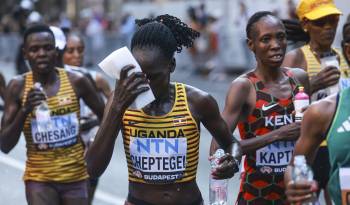 Imagen de archivo de la atleta ugandesa Rebecca Cheptegei (2ª Izq.) durante el Campeonato Mundial de Atletismo en Budapest, Hungría, el 26 de agosto de 2023.