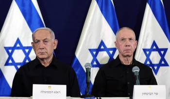 El primer ministro de Israel, Benjamin Netanyahu (izq.), y el ministro de Defensa, Yoav Gallant, en una conferencia de prensa en la base militar de Kirya, en Tel Aviv, Israel, el 28 de octubre de 2023.