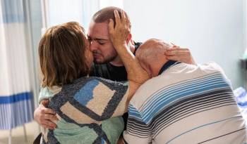 Almog Meir Jan, de 22 años, es abrazado por familiares cuando lo fueron a visitar al hospital.