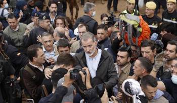 El rey Felipe VI habla con vecinos de Paiporta, epicentro de las inundaciones, durante su visita este domingo a esta localidad valenciana, donde él y su comitiva, con la reina, el presidente del Gobierno, Pedro Sánchez, y el presidente regional de Valencia, Carlos Manzón, fueron recibidos con gritos de fuera.