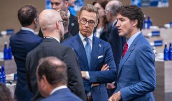 El Primer Ministro de Canadá, Justin Trudeau (d), y el Presidente de Finlandia, Alexander Stubb (c), conversan antes de la reunión del Consejo del Atlántico Norte en la Cumbre del 75º Aniversario de la OTAN en Washington, DC , Estados Unidos.