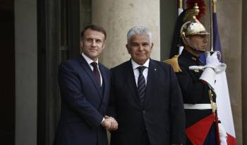 El presidente francés, Emmanuel Macron, saluda a su homólogo panameño José Raúl Mulino durante un encuentro celebrado este lunes en el Palacio del Elíseo, en París.