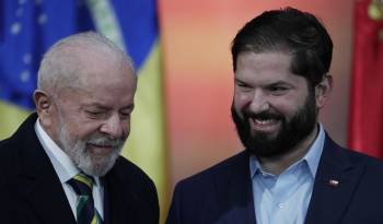 El presidente de Chile, Gabriel Boric (d), conversa con el presidente de Brasil, Luiz Inácio ‘Lula’ da Silva, durante una declaración conjunta este 5 de agosto ed 2024, en el palacio de La Moneda, en Santiago.