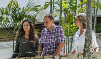 Fotografía de archivo en donde se ve a Claudia Macero (i), Pedro Uchurrurtu (c) y Magalli Meda, asilados en la residencia del embajador de Argentina en Caracas.