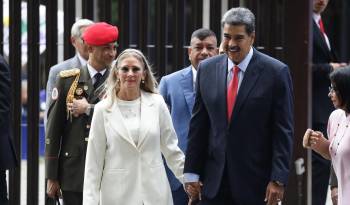 El presidente de Venezuela, Nicolás Maduro (d), y la primera dama Cilia Flores llegan al Tribunal Supremo de Justicia (TSJ) este miércoles, en Caracas.