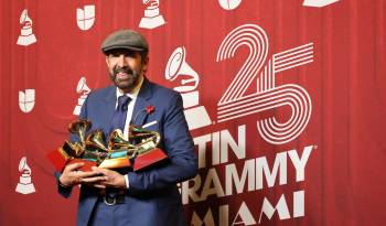 El cantante dominicano Juan Luis Guerra , posa con su premio en la alfombra roja de la 25 entrega anual de los Premios Latin Grammy.