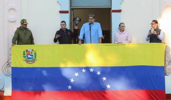 Fotografía cedida este martes por Prensa Miraflores del presidente de Venezuela, Nicolás Maduro (c), durante su discurso desde el balcón del pueblo ubicado en el Palacio de Miraflores, en Caracas.