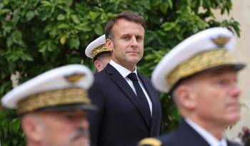 El presidente francés Emmanuel Macron (C) llega para revisar las tropas que participarán en el desfile del día de la Bastilla, en París, Francia, el 2 de julio de 2024.