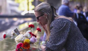 Una mujer llora durante los actos de conmemoración de los 23 años transcurridos desde los ataques terroristas del 11 de septiembre de 2001, en el Memorial y Museo del 11 de septiembre en Nueva York.