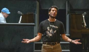 El cantante colombiano Sebastián Yatra participa durante un ensayo del musical 'Chicago'.