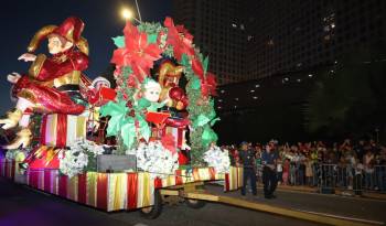 Desfile de carrozas durante la Navidad 2023.