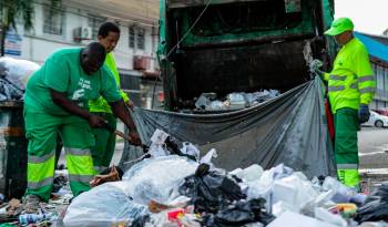 Personal de la AAUD recoge la basura de una avenida de la ciudad capital. La inadecuada disposición de los desechos es uno de los problemas.