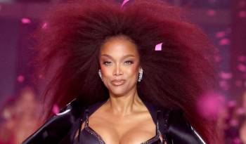 Tyra Banks regresa luego de casi dos décadas a la pasarela de Victoria’s Secret.