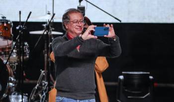 Fotografía de archivo que muestra al presidente de Colombia, Gustavo Petro, mientras toma una foto con su celular durante un evento en la Plaza de Toros La Santamaría el 22 de julio de 2024 , en Bogotá (Colombia).