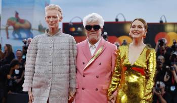 La actriz Tilda Swinton, el director Pedro Almodóvar y la actriz estadounidense Julianne Moore a su llegada al estreno de la película en el Festival de Cine de Venecia