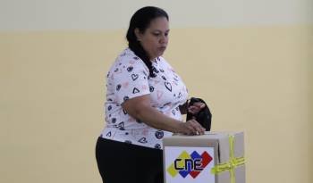 Una mujer vota en un centro de votación en Caracas (Venezuela). Foto de archivo.