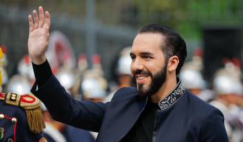 El presidente de El Salvador, Nayib Bukele, asiste a un acto de entrega de ofrenda floral en el monumento al libertador general José de San Martín este lunes en Buenos Aires.