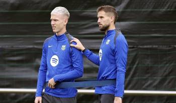 Los jugadores del FC Barcelona Dani Olmo e Iñigo Martínez (d).