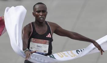 La keniana Francy Chemutai cruza la meta tras llegar en primer lugar en la rama femenil, en la edición XLI Maratón de la Ciudad de México, este domingo en el Zócalo de la Ciudad de México (México).