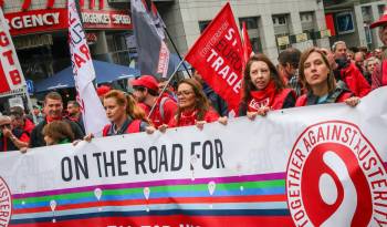 Imagen de la manifestación organizada este lunes en Bruselas por los sindicatos belgas del sector manufacturero, en coordinación con su federación europea industriAll Europe.