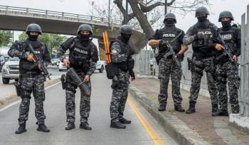 Policías realizan hoy un operativo en la sede del canal de televisión TC, donde encapuchados armados ingresaron y sometieron a su personal durante una transmisión en vivo, en Guayaquil (Ecuador).