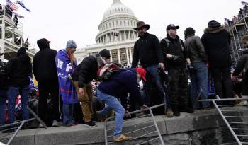 Fotografía de archivo fechada el 6 de enero de 2021 que muestra a simpatizantes del expresidente Donald Trump mientras se toman el Capitolio en Washington, D.C (EE.UU). EFE/ Will Oliver